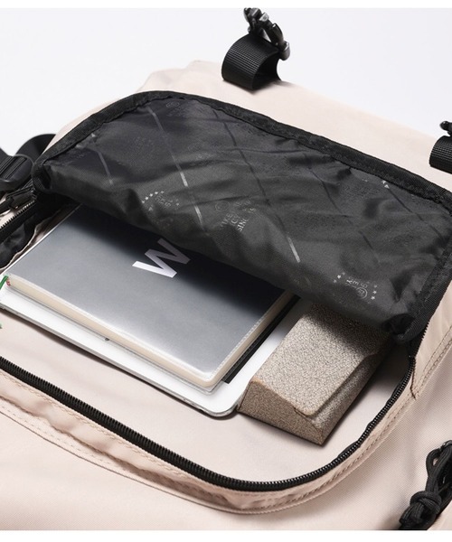 florist(フローリスト)の「【2size展開】【A4収納可】ユニセックス多機能フラップデザインリュックサック/バックパック(バックパック/リュック・レディース・ブラック系2/ブルー系2/ホワイト系2/ブラック系1/レッド系2/ホワイト系1/レッド系1/ブルー系1・M/L)」の15枚目の写真