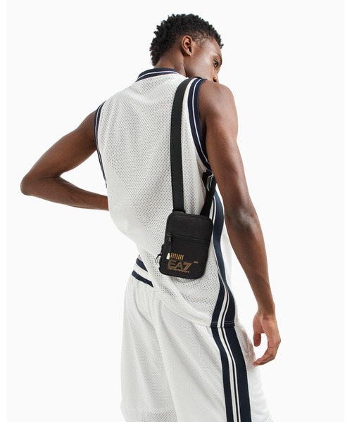 EMPORIO ARMANI EA7（エンポリオアルマーニイーエーセブン）の「【エンポリオ アルマーニ EA7】Train Core ミニショルダーバッグ 再生ファブリック（ショルダーバッグ・メンズ・ブラック×ゴールド/ブラック・FREE）」の13枚目の写真