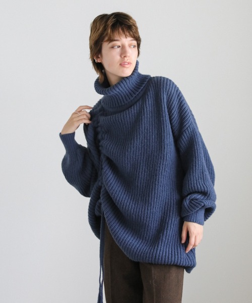 select MOCA(セレクトモカ)の「シャーリングデザインタートルニット(ニット/セーター・レディース・ブルー/グレイッシュベージュ/ブラック・FREE)」の10枚目の写真