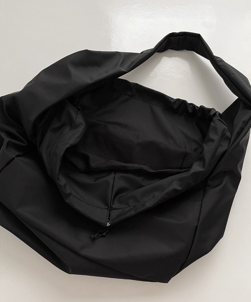 y/m by MIHO(イムバイミホ)の「ナイロンショルダーBAG(ショルダーバッグ・レディース・ブラック・FREE)」の6枚目の写真