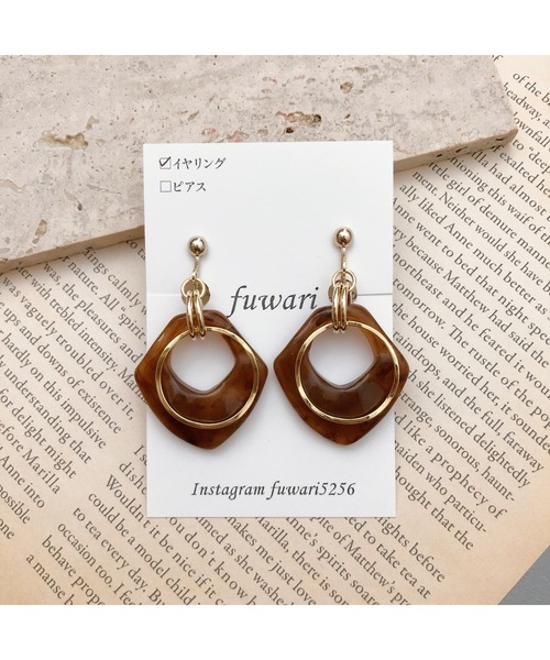 tone（トーン）の「【fuwari】マーブルプレート　デザインフープ　イヤリング(MA)（イヤリング・レディース・ベージュ/パープル/グレー/ブラウン・FREE）」の4枚目の写真