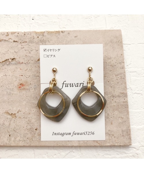 tone（トーン）の「【fuwari】マーブルプレート　デザインフープ　イヤリング(MA)（イヤリング・レディース・ベージュ/パープル/グレー/ブラウン・FREE）」の3枚目の写真