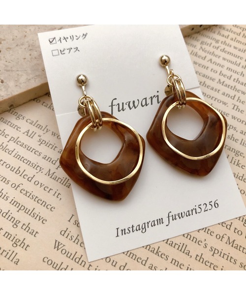 tone（トーン）の「【fuwari】マーブルプレート　デザインフープ　イヤリング(MA)（イヤリング・レディース・ベージュ/パープル/グレー/ブラウン・FREE）」の8枚目の写真