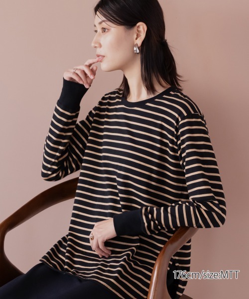 slattgir(スラットジール)の「高身長 ボーダーロング丈ラウンドヘムTシャツ (トールサイズ)(Tシャツ/カットソー・レディース・ブラック×ホワイト/ホワイト×ブラウン/ホワイト×ネイビー/ホワイト×グリーン/ブラック×ベージュ/ホワイト×グレー・3L/4L/5L/M/L/LL)」の1枚目の写真