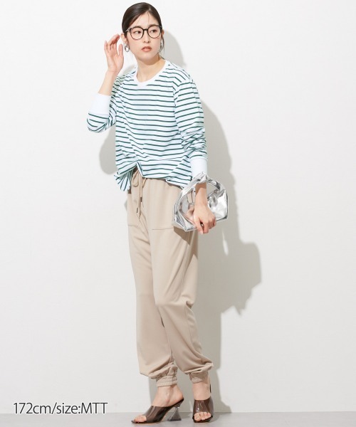 slattgir(スラットジール)の「高身長 ボーダーロング丈ラウンドヘムTシャツ (トールサイズ)(Tシャツ/カットソー・レディース・ブラック×ホワイト/ホワイト×ブラウン/ホワイト×ネイビー/ホワイト×グリーン/ブラック×ベージュ/ホワイト×グレー・3L/4L/5L/M/L/LL)」の17枚目の写真