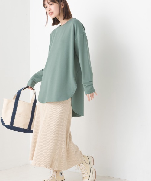 OMNES(オムネス)の「+3℃蓄熱ストレッチ裾ラウンド長袖Tシャツ(Tシャツ/カットソー・レディース・グリーン/ブラック/パープル/アイボリー/ブラウン・FREE)」の4枚目の写真