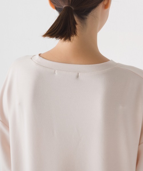 OMNES(オムネス)の「+3℃蓄熱ストレッチ裾ラウンド長袖Tシャツ(Tシャツ/カットソー・レディース・グリーン/ブラック/パープル/アイボリー/ブラウン・FREE)」の9枚目の写真