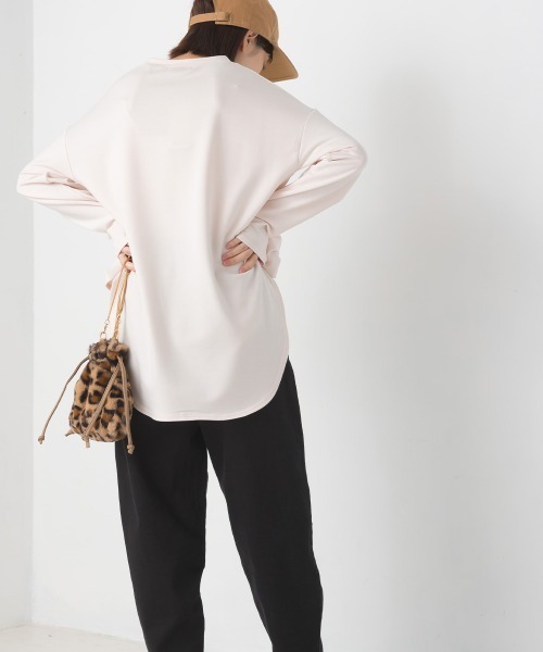 OMNES(オムネス)の「+3℃蓄熱ストレッチ裾ラウンド長袖Tシャツ(Tシャツ/カットソー・レディース・グリーン/ブラック/パープル/アイボリー/ブラウン・FREE)」の14枚目の写真