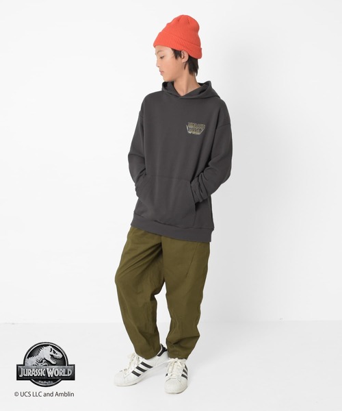 GLAZOS（グラソス）の「【大人向けサイズあり】【ジュラシック・ワールド】ヴィンテージ加工アソート裏毛パーカー（その他トップス・キッズ・チャコールグレー/グレー・140cm/150cm/160cm/170cm）」の4枚目の写真