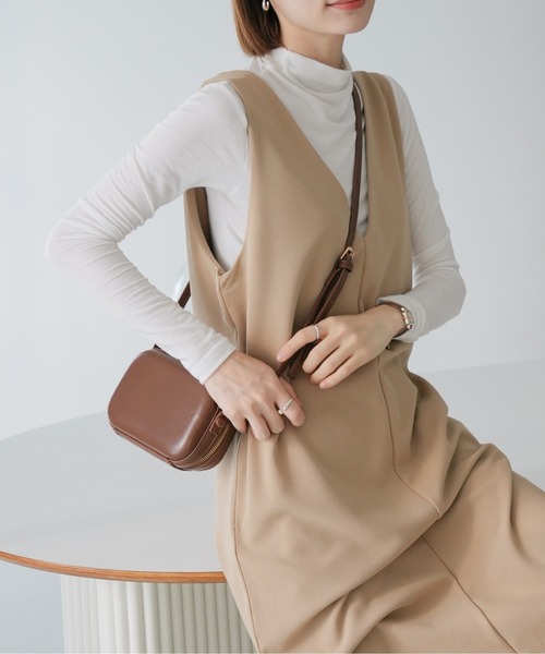 SHOPLIST styled by DHOLIC(ショップリストスタイルドバイディーホリック)の「梨地 ポンチ ストレッチ ディープネック ワンピース(ワンピース・レディース・ベージュ/ネイビー/アイボリー/グレー/ブラック・M/L)」の4枚目の写真