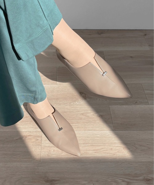 MAMIAN（マミアン）の「ポインテッドトゥ シルバービット スリットフラットシューズ（ドレスシューズ・レディース・ブラック/ダークベージュ/アイボリー・25.0cm/24.5cm/23.5cm/22.5cm/24.0cm/23.0cm）」の9枚目の写真