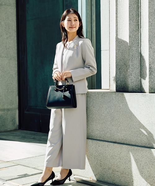 Petitjo（プッチージョ）の「小さいサイズ　【レディーススーツ】ドビー素材セットアップパンツスーツ３点セット（ノーカラージャケット+フレア袖ブラウス+リボン付ワイドパンツ）　低身長さん・小柄女性（スーツセット・レディース・ブラック/グレイッシュベージュ/ネイビー・PSS/PS/PM/PL）」の10枚目の写真