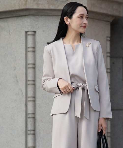 Petitjo（プッチージョ）の「小さいサイズ　【レディーススーツ】ドビー素材セットアップパンツスーツ３点セット（ノーカラージャケット+フレア袖ブラウス+リボン付ワイドパンツ）　低身長さん・小柄女性（スーツセット・レディース・ブラック/グレイッシュベージュ/ネイビー・PSS/PS/PM/PL）」の19枚目の写真
