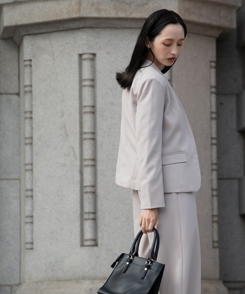 Petitjo（プッチージョ）の「小さいサイズ　【レディーススーツ】ドビー素材セットアップパンツスーツ３点セット（ノーカラージャケット+フレア袖ブラウス+リボン付ワイドパンツ）　低身長さん・小柄女性（スーツセット・レディース・ブラック/グレイッシュベージュ/ネイビー・PSS/PS/PM/PL）」の14枚目の写真