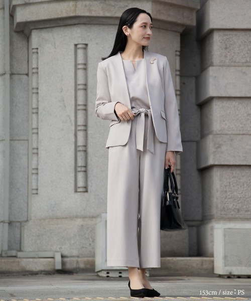 Petitjo（プッチージョ）の「小さいサイズ　【レディーススーツ】ドビー素材セットアップパンツスーツ３点セット（ノーカラージャケット+フレア袖ブラウス+リボン付ワイドパンツ）　低身長さん・小柄女性（スーツセット・レディース・ブラック/グレイッシュベージュ/ネイビー・PSS/PS/PM/PL）」の15枚目の写真