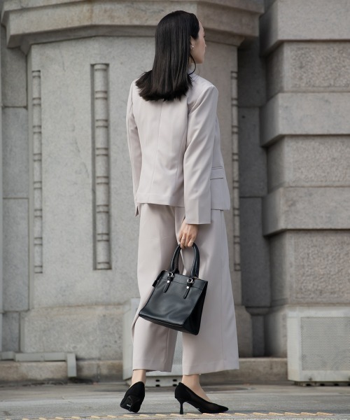 Petitjo（プッチージョ）の「小さいサイズ　【レディーススーツ】ドビー素材セットアップパンツスーツ３点セット（ノーカラージャケット+フレア袖ブラウス+リボン付ワイドパンツ）　低身長さん・小柄女性（スーツセット・レディース・ブラック/グレイッシュベージュ/ネイビー・PSS/PS/PM/PL）」の22枚目の写真