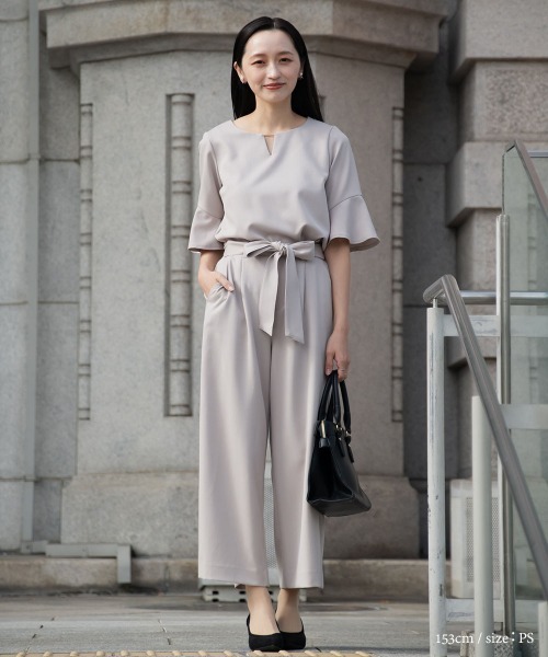 Petitjo（プッチージョ）の「小さいサイズ　【レディーススーツ】ドビー素材セットアップパンツスーツ３点セット（ノーカラージャケット+フレア袖ブラウス+リボン付ワイドパンツ）　低身長さん・小柄女性（スーツセット・レディース・ブラック/グレイッシュベージュ/ネイビー・PSS/PS/PM/PL）」の20枚目の写真