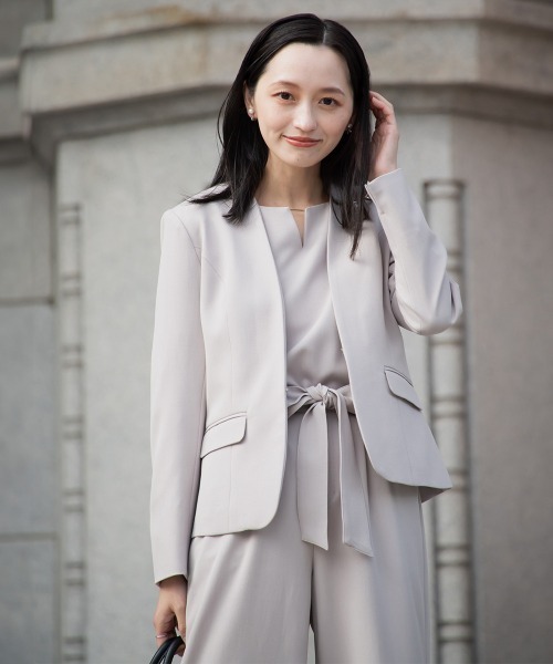 Petitjo（プッチージョ）の「小さいサイズ　【レディーススーツ】ドビー素材セットアップパンツスーツ３点セット（ノーカラージャケット+フレア袖ブラウス+リボン付ワイドパンツ）　低身長さん・小柄女性（スーツセット・レディース・ブラック/グレイッシュベージュ/ネイビー・PSS/PS/PM/PL）」の16枚目の写真