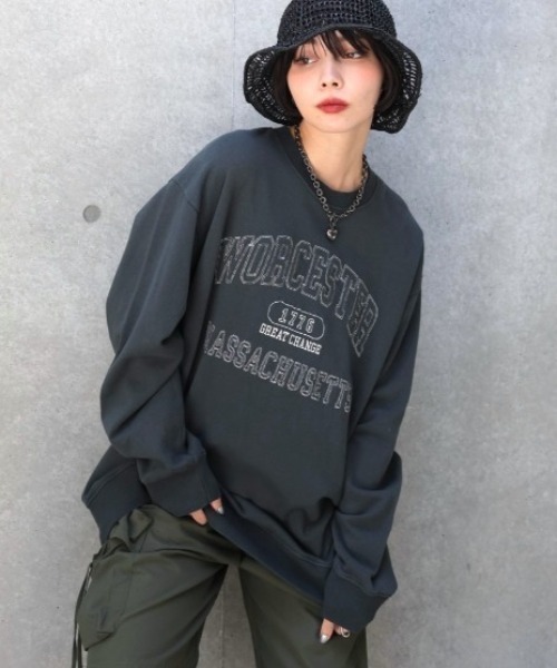 PAGEBOY（ページボーイ）の「カレッジミニウラケBIGスウェット（スウェット・レディース・コーラルピンク/スミクロ/オートミール・FREE）」の4枚目の写真