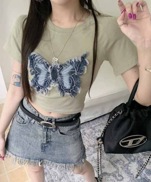 NANEA(ナネア)の「バタフライ刺繍ワッペンクロップドTシャツ(Tシャツ/カットソー・レディース・ホワイト/ブラック/カーキ・SMALL/MEDIUM/LARGE)」の3枚目の写真