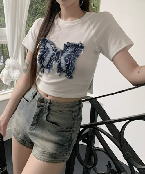 NANEA(ナネア)の「バタフライ刺繍ワッペンクロップドTシャツ(Tシャツ/カットソー・レディース・ホワイト/ブラック/カーキ・SMALL/MEDIUM/LARGE)」の14枚目の写真