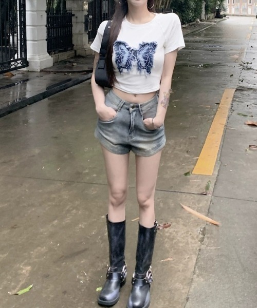 NANEA(ナネア)の「バタフライ刺繍ワッペンクロップドTシャツ(Tシャツ/カットソー・レディース・ホワイト/ブラック/カーキ・SMALL/MEDIUM/LARGE)」の16枚目の写真