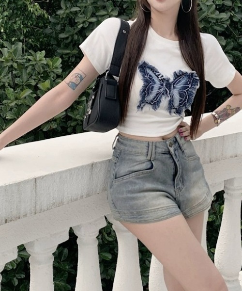 NANEA(ナネア)の「バタフライ刺繍ワッペンクロップドTシャツ(Tシャツ/カットソー・レディース・ホワイト/ブラック/カーキ・SMALL/MEDIUM/LARGE)」の19枚目の写真