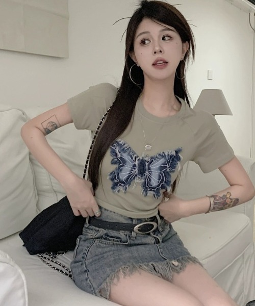 NANEA(ナネア)の「バタフライ刺繍ワッペンクロップドTシャツ(Tシャツ/カットソー・レディース・ホワイト/ブラック/カーキ・SMALL/MEDIUM/LARGE)」の9枚目の写真