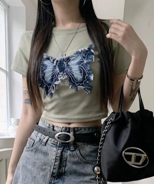 NANEA(ナネア)の「バタフライ刺繍ワッペンクロップドTシャツ(Tシャツ/カットソー・レディース・ホワイト/ブラック/カーキ・SMALL/MEDIUM/LARGE)」の13枚目の写真