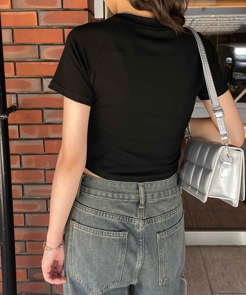 NANEA(ナネア)の「バタフライ刺繍ワッペンクロップドTシャツ(Tシャツ/カットソー・レディース・ホワイト/ブラック/カーキ・SMALL/MEDIUM/LARGE)」の7枚目の写真