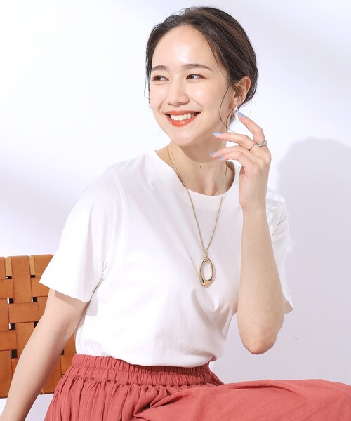 SHOO・LA・RUE（シューラルー）の「◆【洗える】やっぱりこれが使える！ プレーンTシャツ（Tシャツ/カットソー・レディース・ホワイト/ブラック/ライトベージュ・02/03/04）」の2枚目の写真