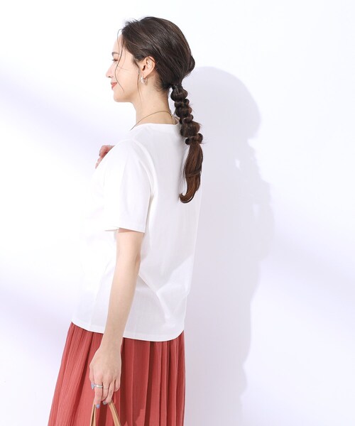 SHOO・LA・RUE（シューラルー）の「◆【洗える】やっぱりこれが使える！ プレーンTシャツ（Tシャツ/カットソー・レディース・ホワイト/ブラック/ライトベージュ・02/03/04）」の5枚目の写真