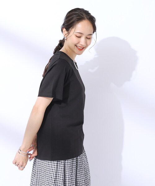 SHOO・LA・RUE（シューラルー）の「◆【洗える】やっぱりこれが使える！ プレーンTシャツ（Tシャツ/カットソー・レディース・ホワイト/ブラック/ライトベージュ・02/03/04）」の10枚目の写真
