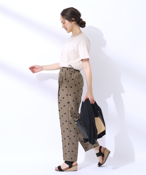 SHOO・LA・RUE（シューラルー）の「◆【洗える】やっぱりこれが使える！ プレーンTシャツ（Tシャツ/カットソー・レディース・ホワイト/ブラック/ライトベージュ・02/03/04）」の17枚目の写真