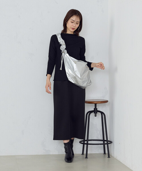 COMME CA ISM（コムサイズム）の「シャーリング　ボトルネックカットソー　（長袖）（Tシャツ/カットソー・レディース・ブラック/ホワイト・LARGE/MEDIUM）」の6枚目の写真