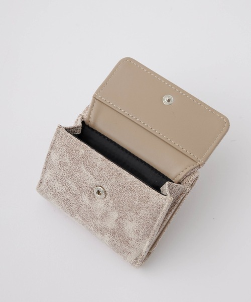 X-girl（エックスガール）の「DISTRESSED FAUX LEATHER MINI WALLET（財布・レディース・ベージュ/ブラック・ONE SIZE）」の9枚目の写真