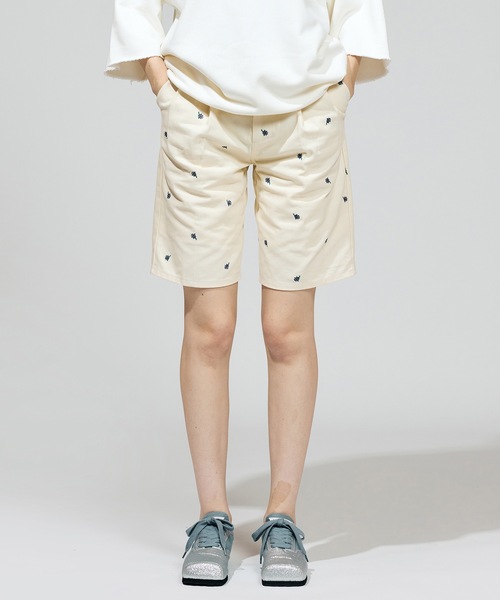 NON TOKYO(ノントーキョー)の「FLOWER EMBROIDERY TUCK SHORTS( feat.UNIVERSALOVERALL)(その他パンツ・レディース・キャメル/アイボリー/ブラック・1/2)」の2枚目の写真