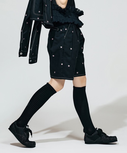 NON TOKYO(ノントーキョー)の「FLOWER EMBROIDERY TUCK SHORTS( feat.UNIVERSALOVERALL)(その他パンツ・レディース・キャメル/アイボリー/ブラック・1/2)」の3枚目の写真