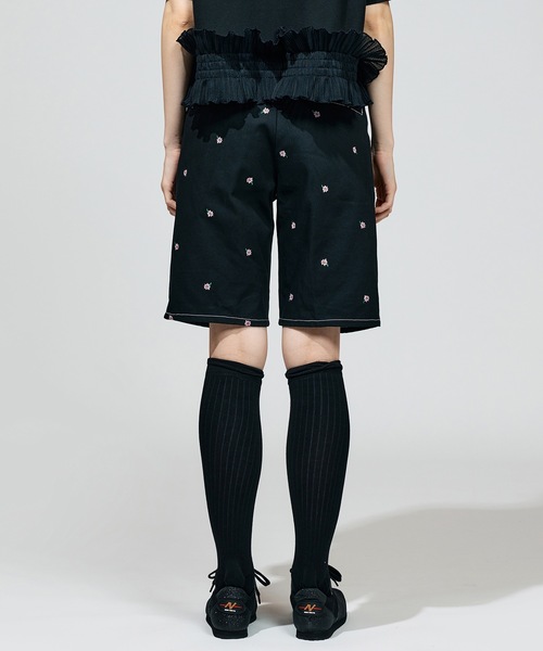NON TOKYO(ノントーキョー)の「FLOWER EMBROIDERY TUCK SHORTS( feat.UNIVERSALOVERALL)(その他パンツ・レディース・キャメル/アイボリー/ブラック・1/2)」の8枚目の写真