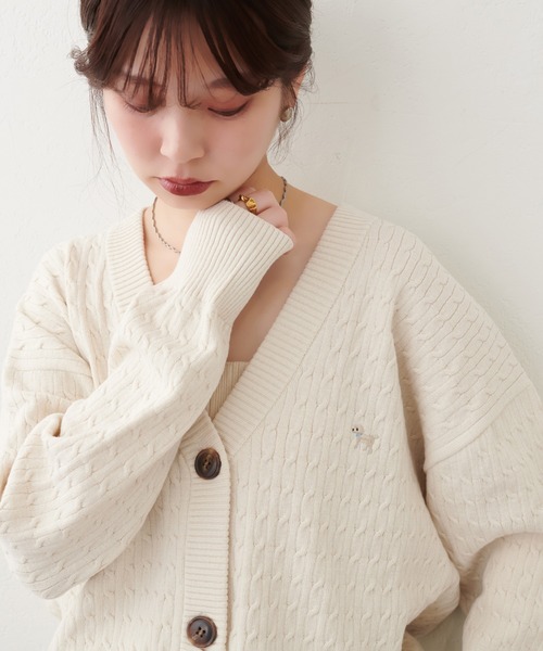 natural couture(ナチュラルクチュール)の「【WEB限定】アニマル刺繍入りケーブルゆるカーデ(カーディガン/ボレロ・レディース・チャコールグレー/アイボリー/グリーン/ボルドー・FREE)」の1枚目の写真