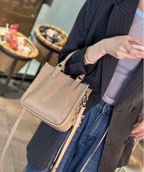 NiiNa（ニーナ）の「【NiiNa】【高品質牛革】2wayスクエアグロスレザーバッグ（ハンドバッグ・レディース・ブラウン/ブラック/ベージュ/ホワイト/キャメル・FREE）」の4枚目の写真