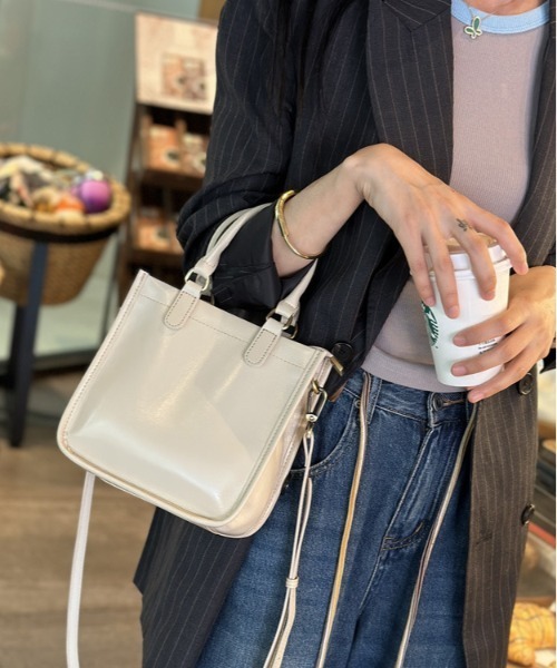 NiiNa（ニーナ）の「【NiiNa】【高品質牛革】2wayスクエアグロスレザーバッグ（ハンドバッグ・レディース・ブラウン/ブラック/ベージュ/ホワイト/キャメル・FREE）」の2枚目の写真