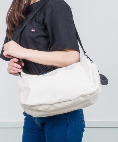 Jack Gomme（ジャックゴム）の「【JACK GOMME/ジャックゴム】メッセンジャー　ショルダーバッグ LIRIS（ショルダーバッグ・レディース・ゴールド/ライトブルー/ホワイト/レッド/ブラック/カーキ/ブルー/ライトイエロー/ブラウン/ガンメタ・FREE）」の2枚目の写真