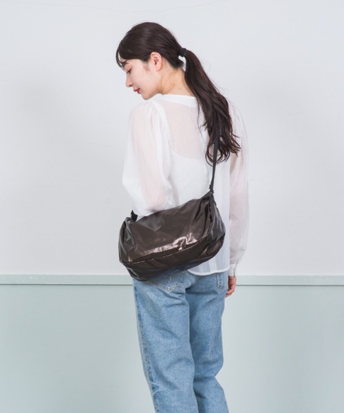 Jack Gomme（ジャックゴム）の「【JACK GOMME/ジャックゴム】メッセンジャー　ショルダーバッグ LIRIS（ショルダーバッグ・レディース・ゴールド/ライトブルー/ホワイト/レッド/ブラック/カーキ/ブルー/ライトイエロー/ブラウン/ガンメタ・FREE）」の14枚目の写真