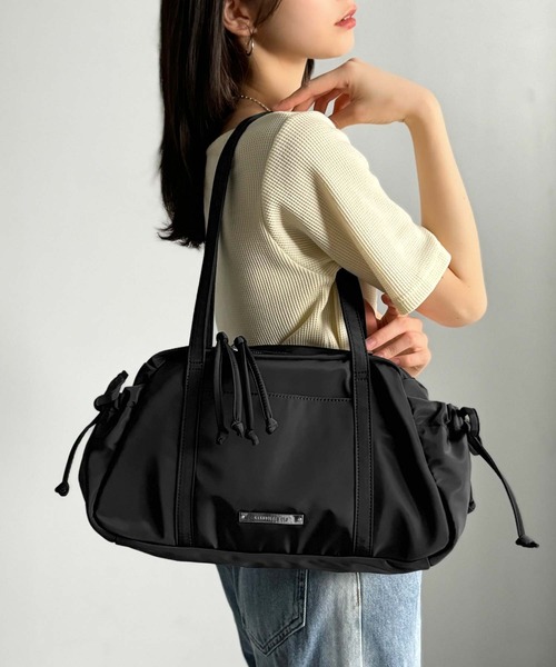 classicalelf（クラシカルエルフ）の「軽い・入る・かわいい。三拍子そろった万能バッグ。ロゴプレート使いリボンミニボストンバッグ（ハンドバッグ・レディース・ライトグレー/ブラック・ONE SIZE）」の4枚目の写真