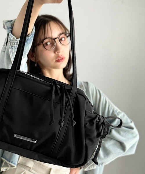 classicalelf（クラシカルエルフ）の「軽い・入る・かわいい。三拍子そろった万能バッグ。ロゴプレート使いリボンミニボストンバッグ（ハンドバッグ・レディース・ライトグレー/ブラック・ONE SIZE）」の7枚目の写真