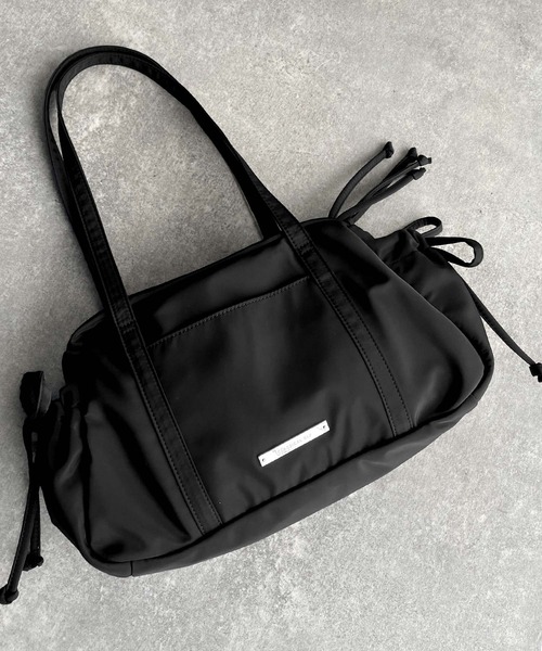 classicalelf（クラシカルエルフ）の「軽い・入る・かわいい。三拍子そろった万能バッグ。ロゴプレート使いリボンミニボストンバッグ（ハンドバッグ・レディース・ライトグレー/ブラック・ONE SIZE）」の15枚目の写真