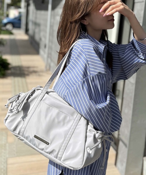 classicalelf（クラシカルエルフ）の「軽い・入る・かわいい。三拍子そろった万能バッグ。ロゴプレート使いリボンミニボストンバッグ（ハンドバッグ・レディース・ライトグレー/ブラック・ONE SIZE）」の11枚目の写真