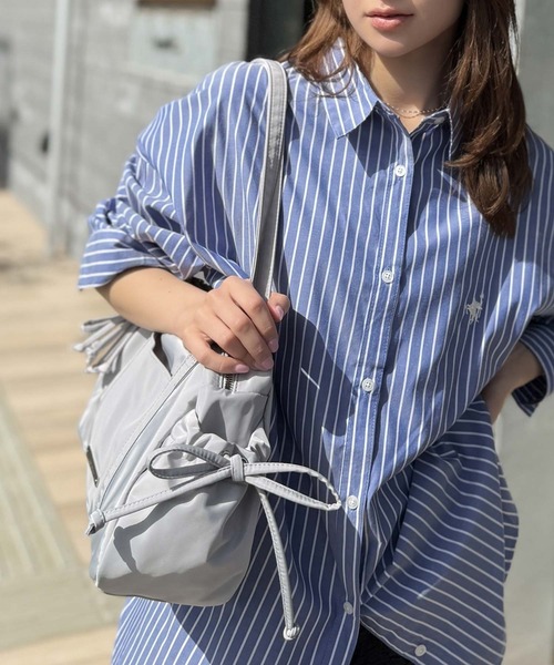 classicalelf（クラシカルエルフ）の「軽い・入る・かわいい。三拍子そろった万能バッグ。ロゴプレート使いリボンミニボストンバッグ（ハンドバッグ・レディース・ライトグレー/ブラック・ONE SIZE）」の12枚目の写真