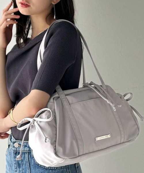 classicalelf（クラシカルエルフ）の「軽い・入る・かわいい。三拍子そろった万能バッグ。ロゴプレート使いリボンミニボストンバッグ（ハンドバッグ・レディース・ライトグレー/ブラック・ONE SIZE）」の9枚目の写真